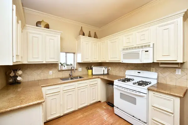 4104 Walker ST, Houston, TX 77023