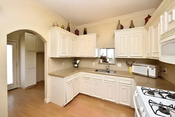 4104 Walker ST, Houston, TX 77023
