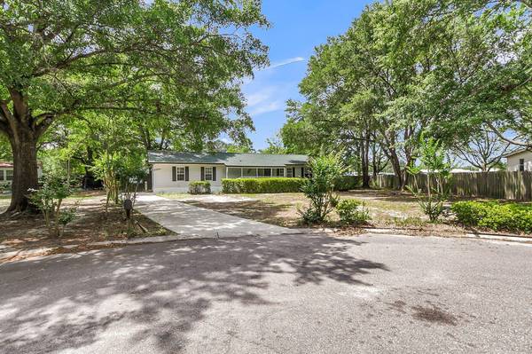 204 W Poplar Branch Dr, Moncks Corner, SC 29461