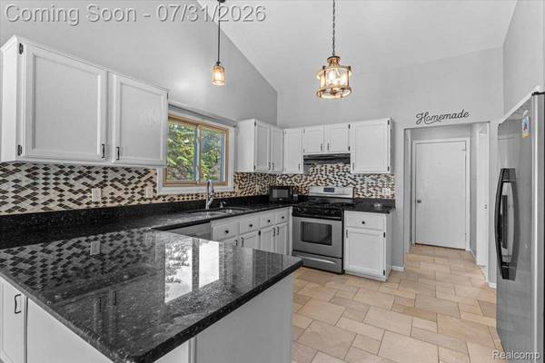 13656 Heatherwood DR, Sterling Heights, MI 48313