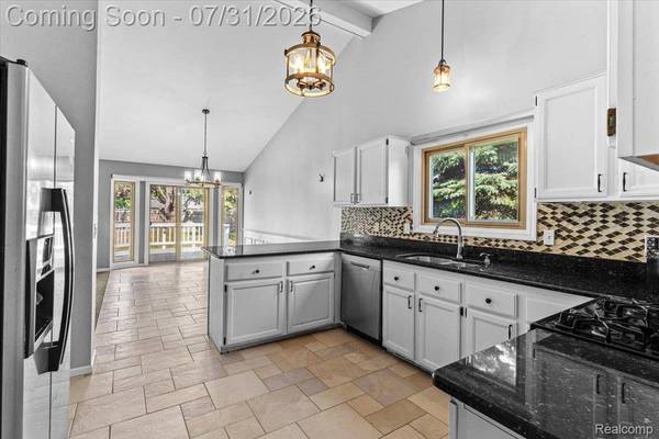 13656 Heatherwood DR, Sterling Heights, MI 48313