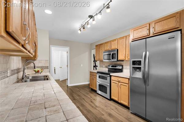12045 Hickory W, Utica, MI 48315