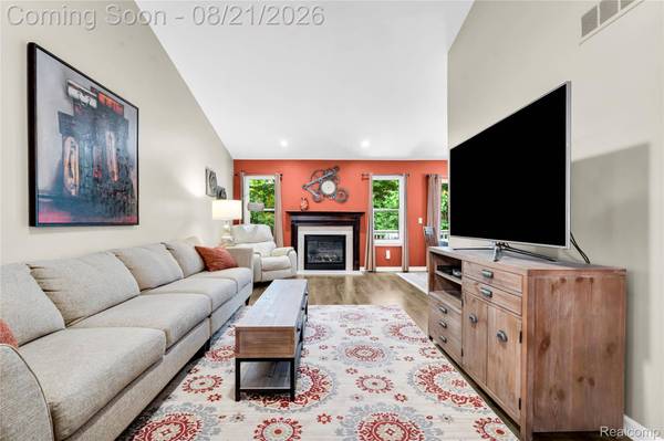 12045 Hickory W, Utica, MI 48315