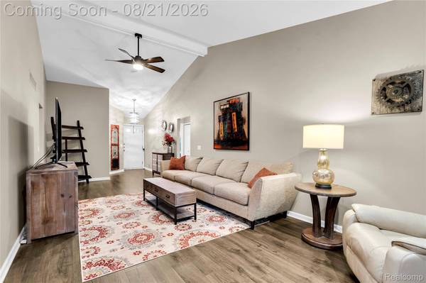 12045 Hickory W, Utica, MI 48315