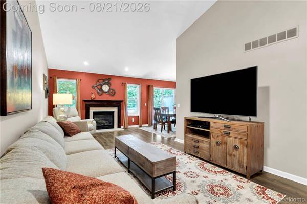 12045 Hickory W, Utica, MI 48315