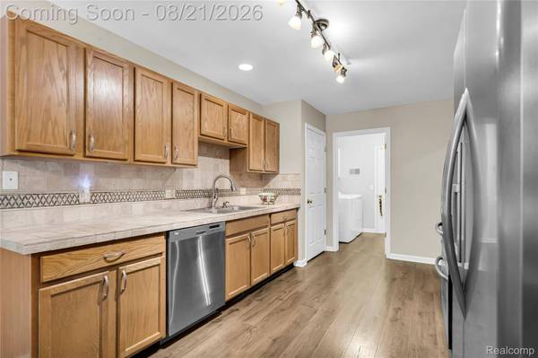 12045 Hickory W, Utica, MI 48315