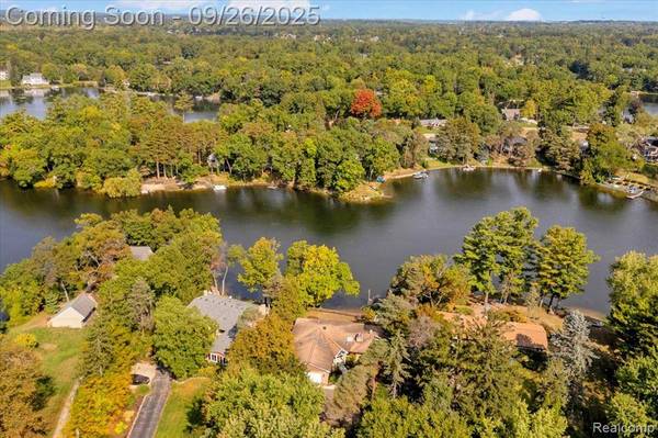 1156 Seneca Road, Lake Orion Vlg, MI 48362