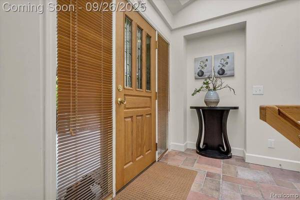 1156 Seneca Road, Lake Orion Vlg, MI 48362