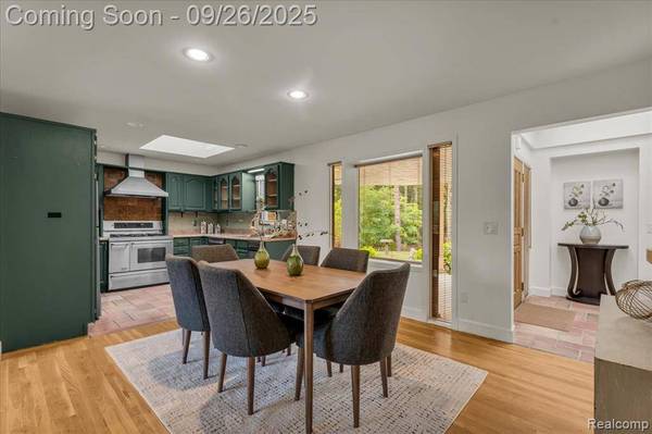 1156 Seneca Road, Lake Orion Vlg, MI 48362