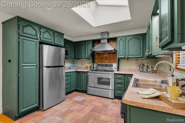 1156 Seneca Road, Lake Orion Vlg, MI 48362