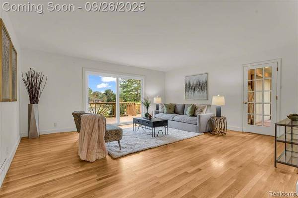 1156 Seneca Road, Lake Orion Vlg, MI 48362