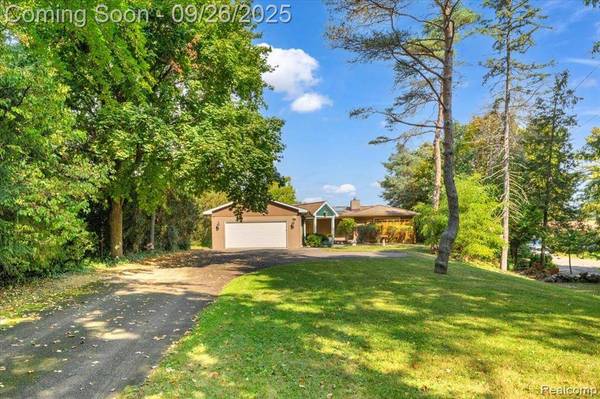 1156 Seneca Road, Lake Orion Vlg, MI 48362