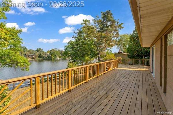 1156 Seneca Road, Lake Orion Vlg, MI 48362