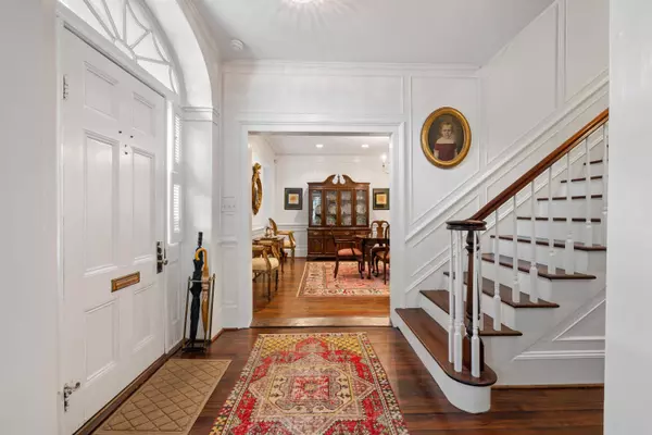 2 Bedons Aly, Charleston, SC 29401