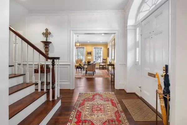 2 Bedons Aly, Charleston, SC 29401