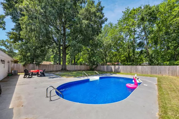 8767 Auburn Dr, North Charleston, SC 29406