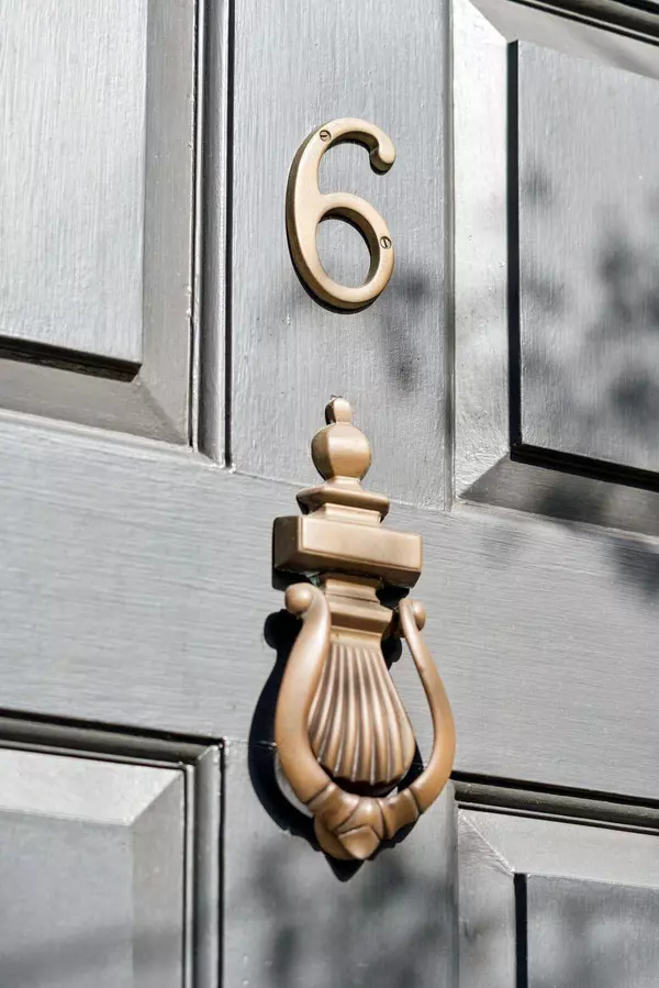 6 Saint Michaels Aly, Charleston, SC 29401