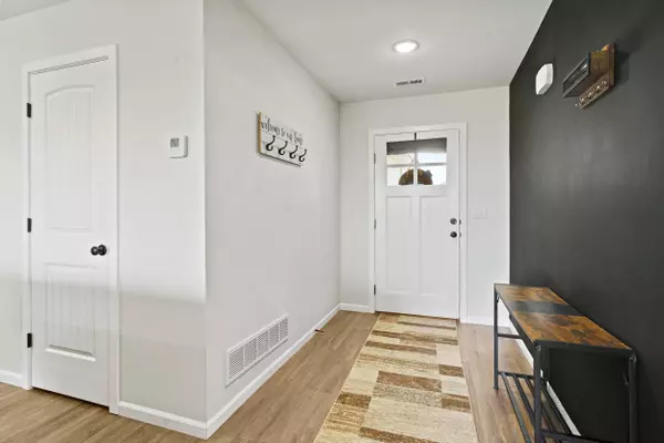 506 Addie LN, Centralia, MO 65240