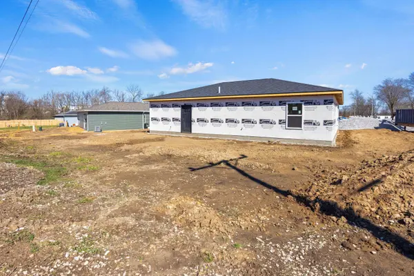 1338 E Bias LN, Centralia, MO 65240