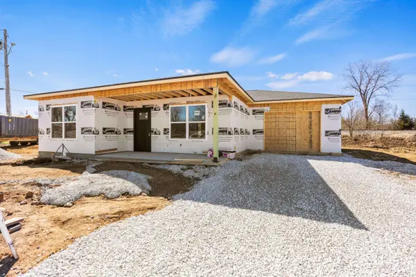 1338 E Bias LN, Centralia, MO 65240