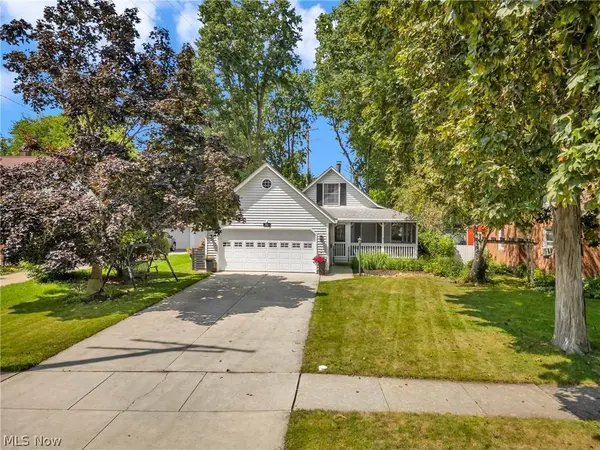 360 Huntmere DR, Bay Village, OH 44140