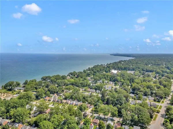360 Huntmere DR, Bay Village, OH 44140