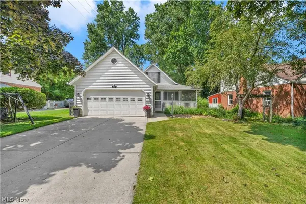 360 Huntmere DR, Bay Village, OH 44140