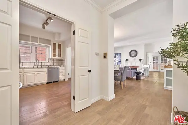 420 S Barrington AVE #102, Los Angeles, CA 90049