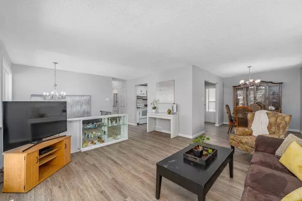 7428 Huntertown CRES NW, Calgary, AB T2K 4K2