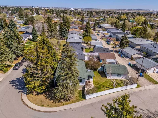 7428 Huntertown CRES NW, Calgary, AB T2K 4K2