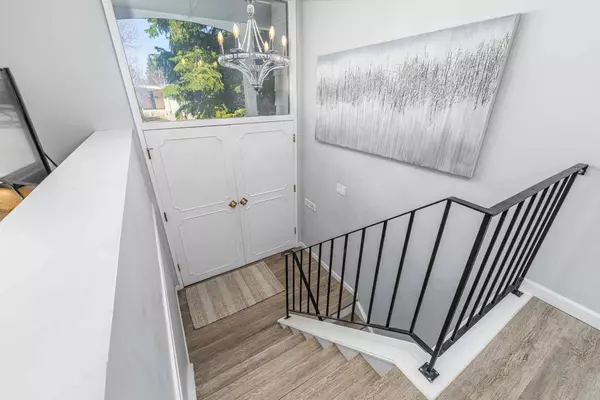 7428 Huntertown CRES NW, Calgary, AB T2K 4K2