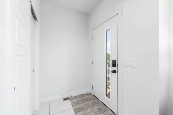 56 Creekside BLVD SW, Calgary, AB T2X4R1