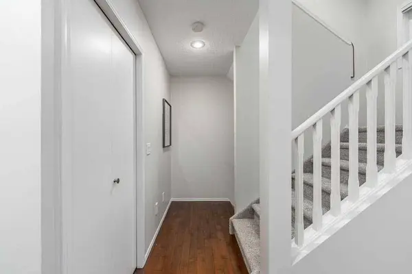 2216 29 ST SW #1, Calgary, AB T3E 2K2