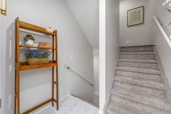 2216 29 ST SW #1, Calgary, AB T3E 2K2