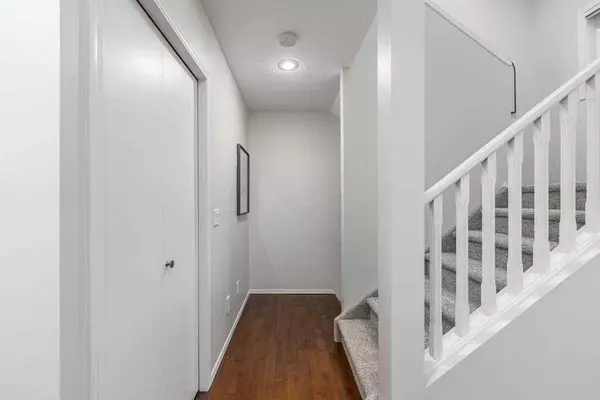 2216 29 ST SW #1, Calgary, AB T3E 2K2