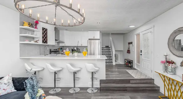 1347 Berkley DR NW, Calgary, AB T3K 1T4