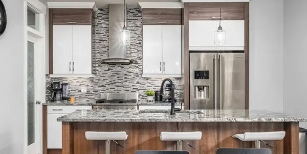 2432 24A ST SW #1, Calgary, AB T3E 1W1