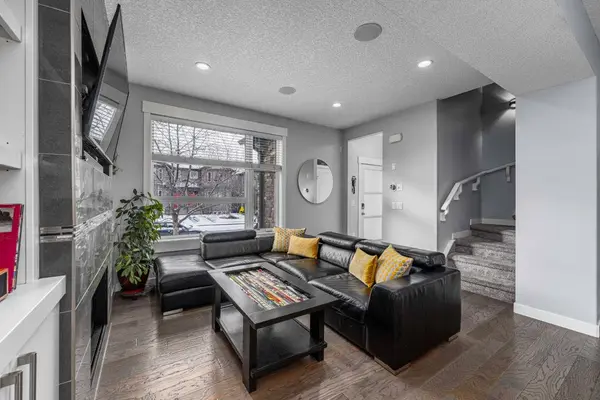 2432 24A ST SW #1, Calgary, AB T3E 1W1