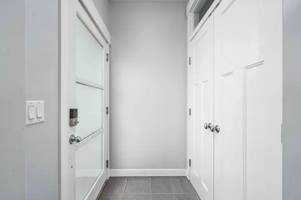 2432 24A ST SW #1, Calgary, AB T3E 1W1