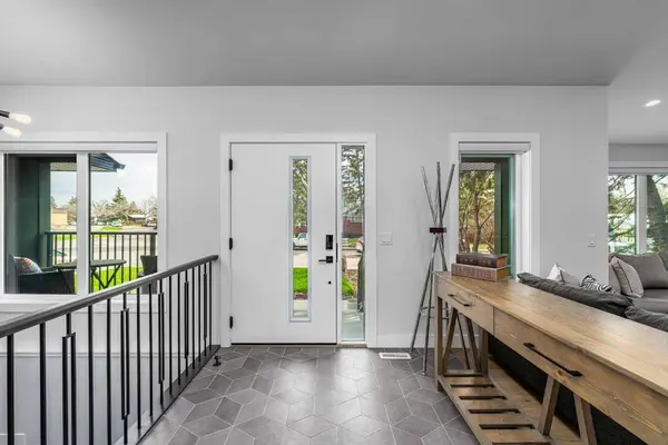 2328 58 AVE SW, Calgary, AB T3E 1N5