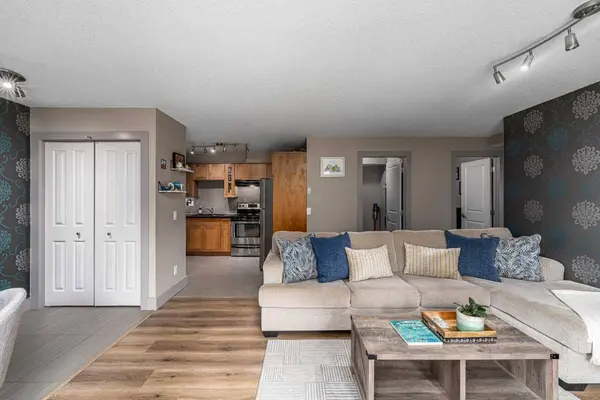 1422 Centre A ST NE #201, Calgary, AB T2E 2Z9