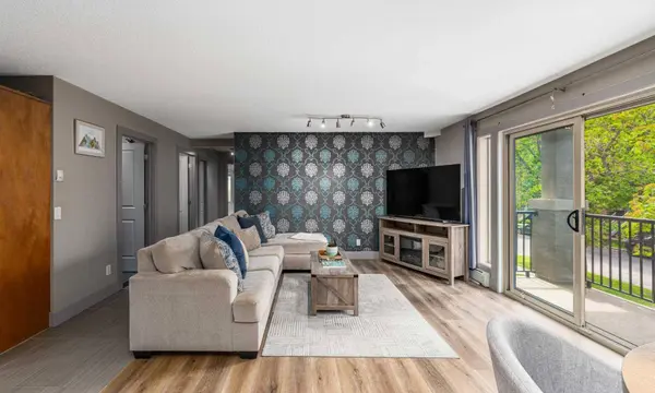 1422 Centre A ST NE #201, Calgary, AB T2E 2Z9