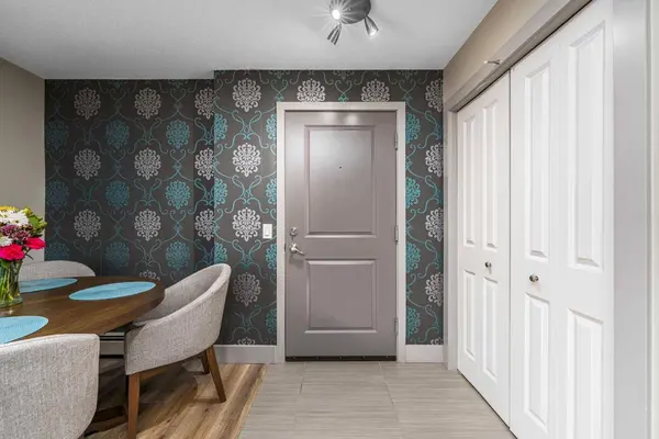 1422 Centre A ST NE #201, Calgary, AB T2E 2Z9