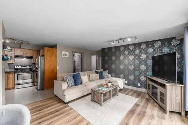 1422 Centre A ST NE #201, Calgary, AB T2E 2Z9