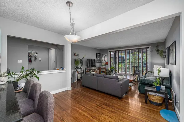 1908 28 AVE SW #301, Calgary, AB T2T 1K1