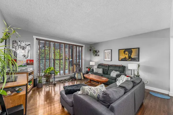 1908 28 AVE SW #301, Calgary, AB T2T 1K1