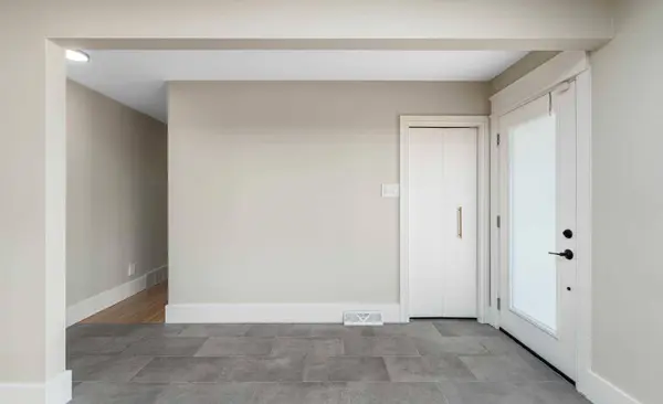 81 White Oak CRES SW, Calgary, AB T3C 3J9