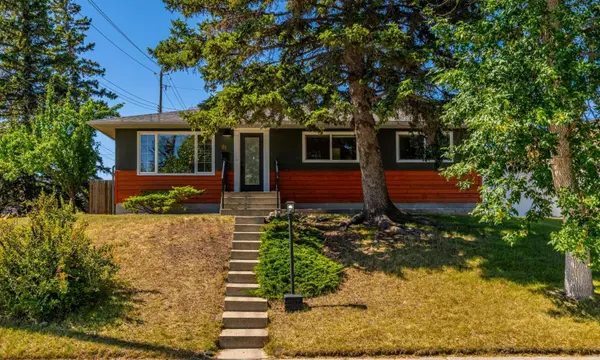 81 White Oak CRES SW, Calgary, AB T3C 3J9