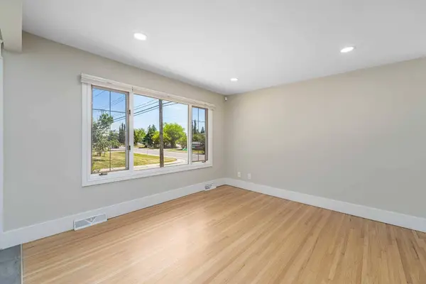81 White Oak CRES SW, Calgary, AB T3C 3J9