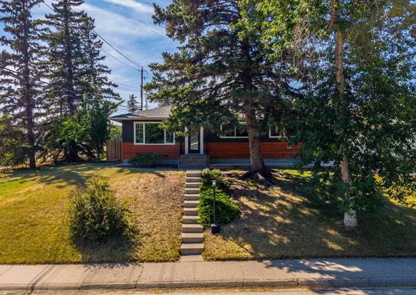 81 White Oak CRES SW, Calgary, AB T3C 3J9